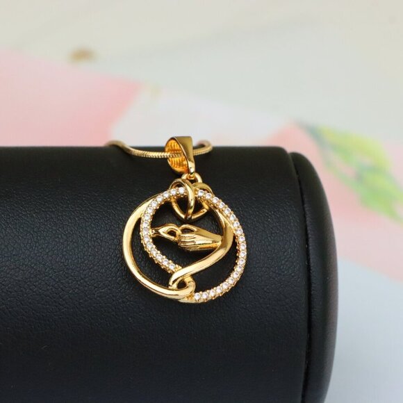 "Graceful Hand & Heart Rose Gold Pendant – Sparkling Circle Design, XPPT1554 - Picture 3 of 13